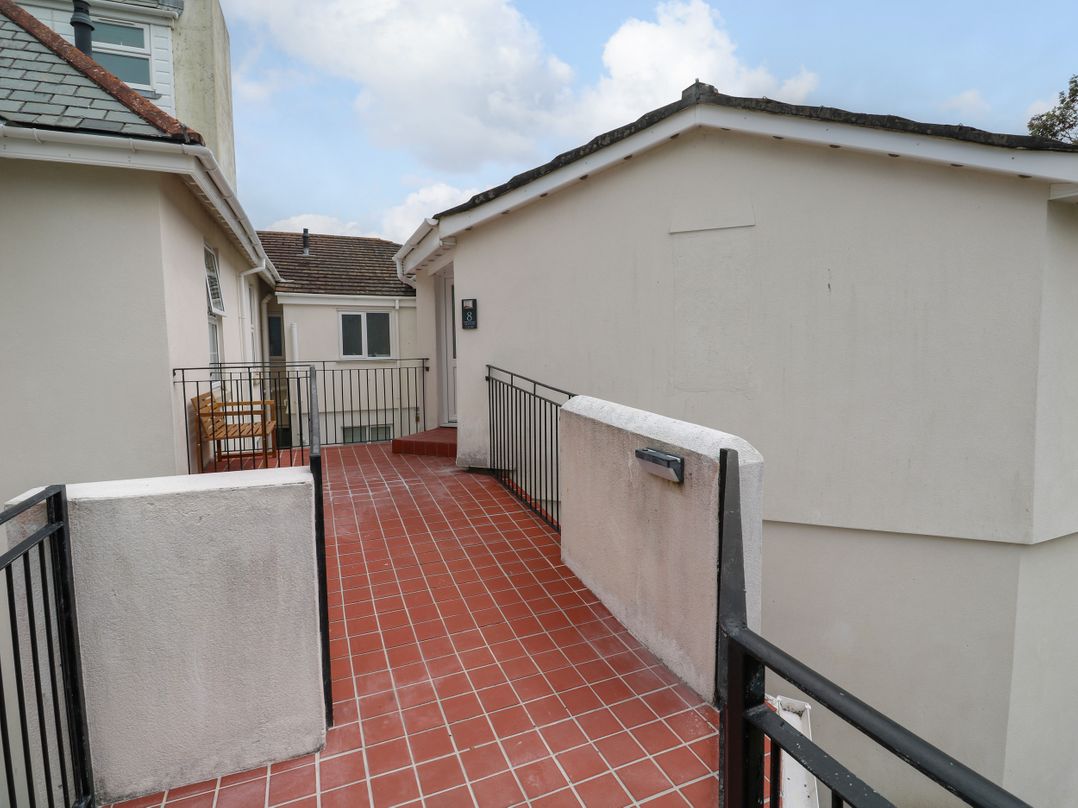 8 Manor Close