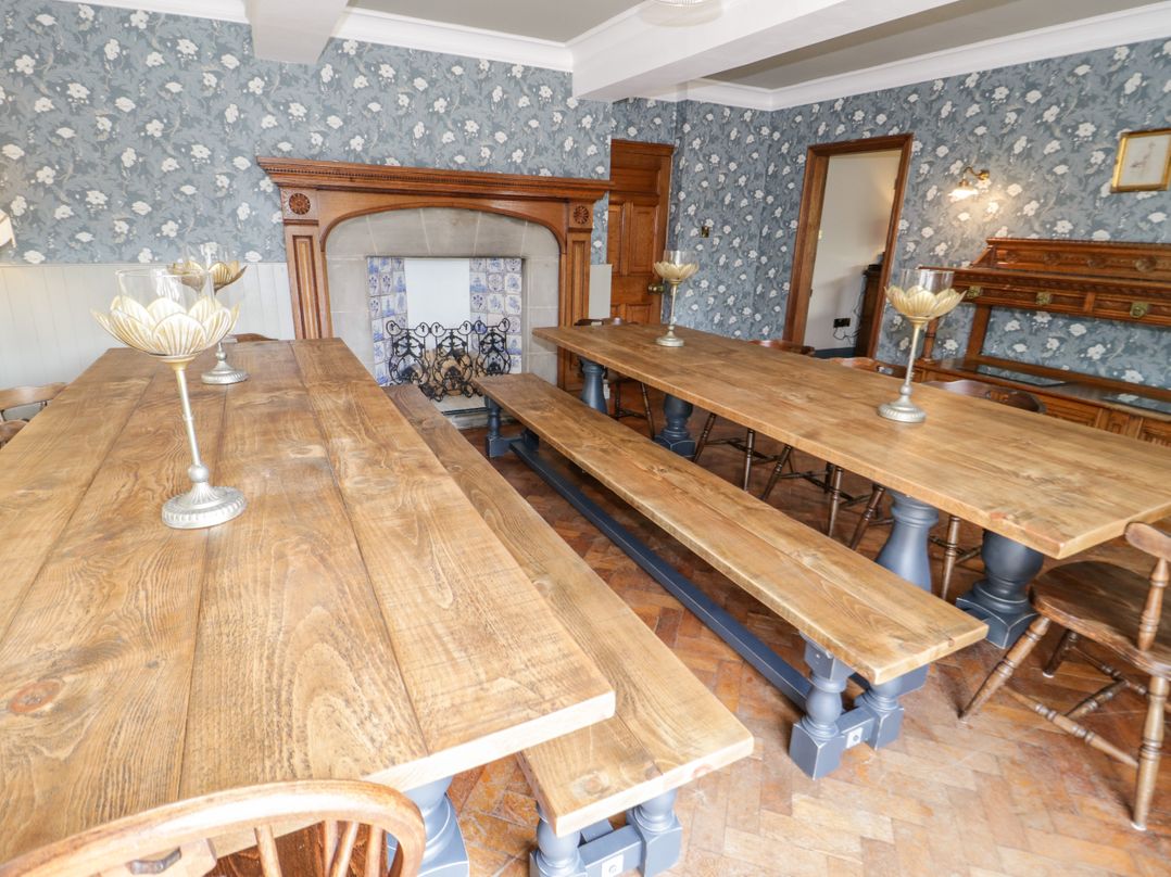 Gwern Borter Manor