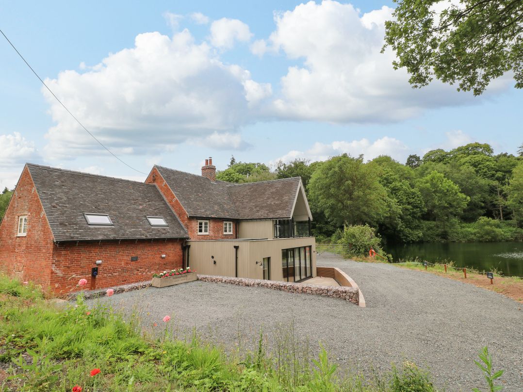 Lakeside Lodge