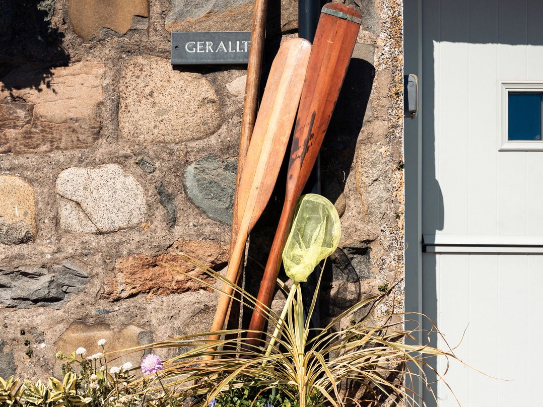 Paddles and a plant near a door at Gerallt Morfa Nefyn
