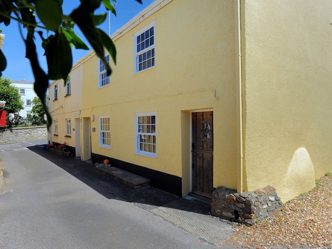 Dog friendly holiday cottage in Lyme Regis, sleeps 6