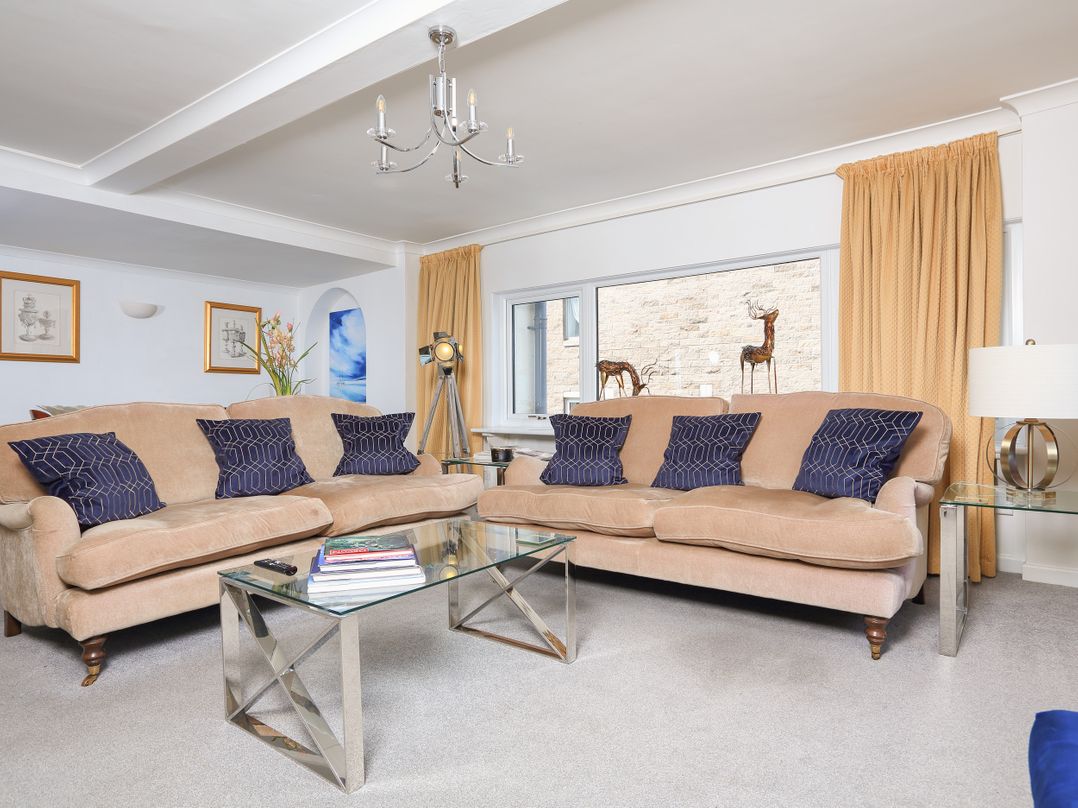 2 Lee Court