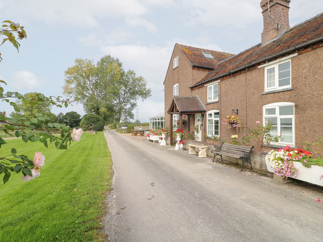 Far Coley Farm & Log Cabin