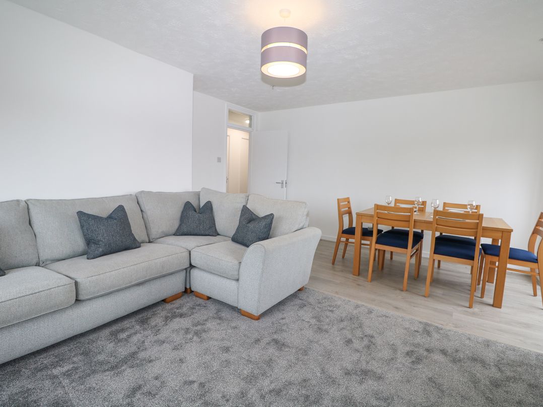 Flat 32 - Marine Court
