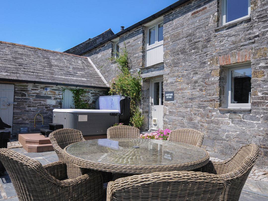 Courtyard Cottage - within the Helland Barton Farm collectio, Delabole - Sleeps 6 guests