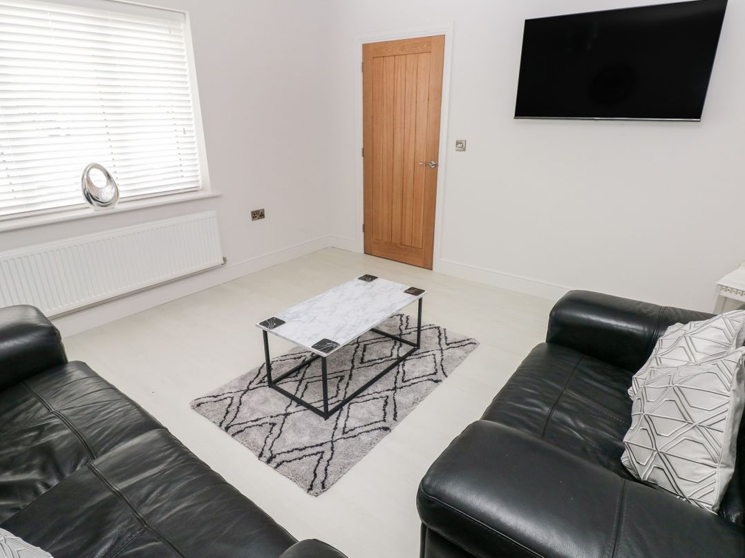 LunaRoxx, 6 Meadow Gardens, Kilgetty