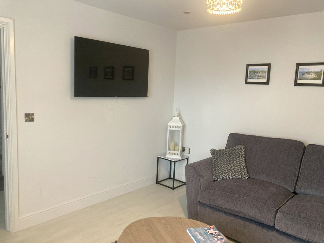 LunaRoxx, 6 Meadow Gardens, Kilgetty