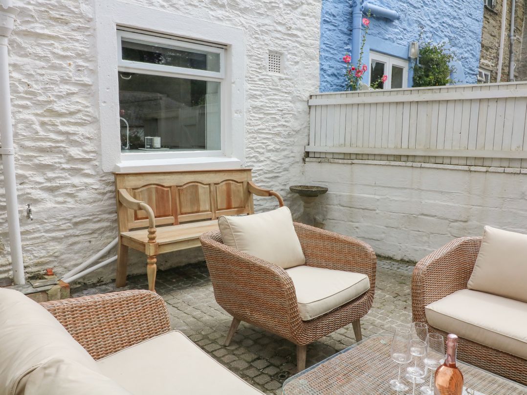 Le Grand Bleu, 1 Court Cottages