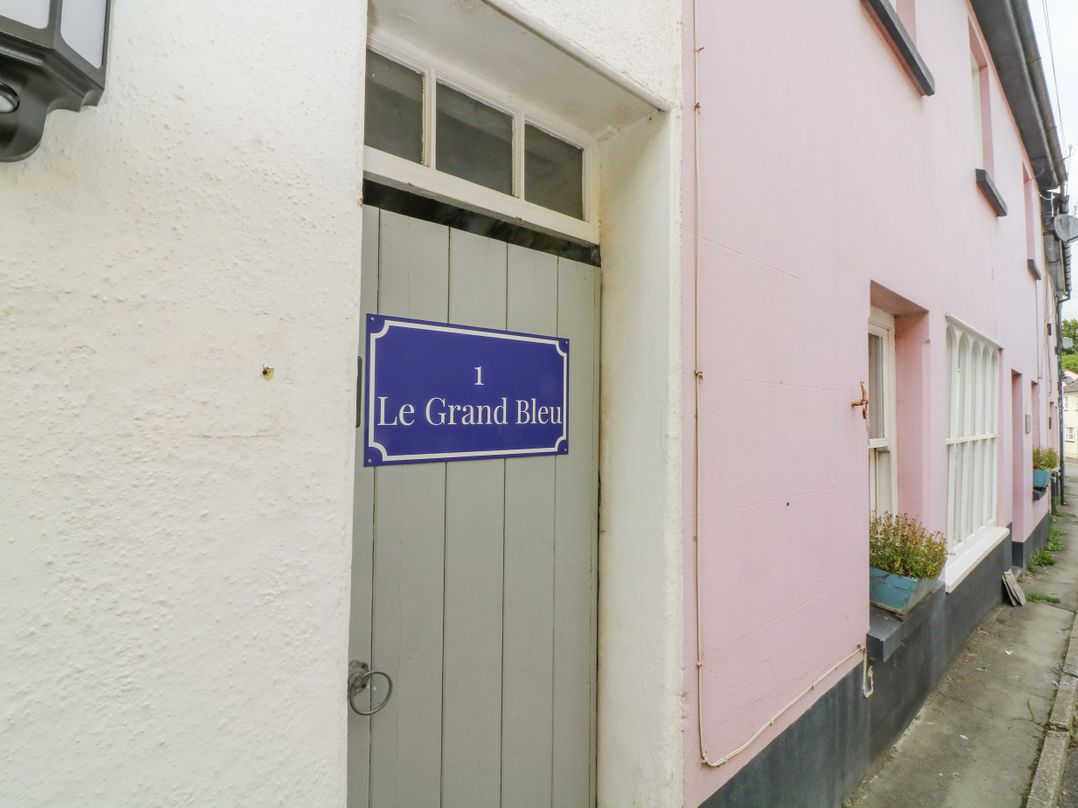 Le Grand Bleu, 1 Court Cottages