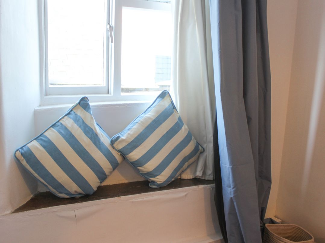 Le Grand Bleu, 1 Court Cottages