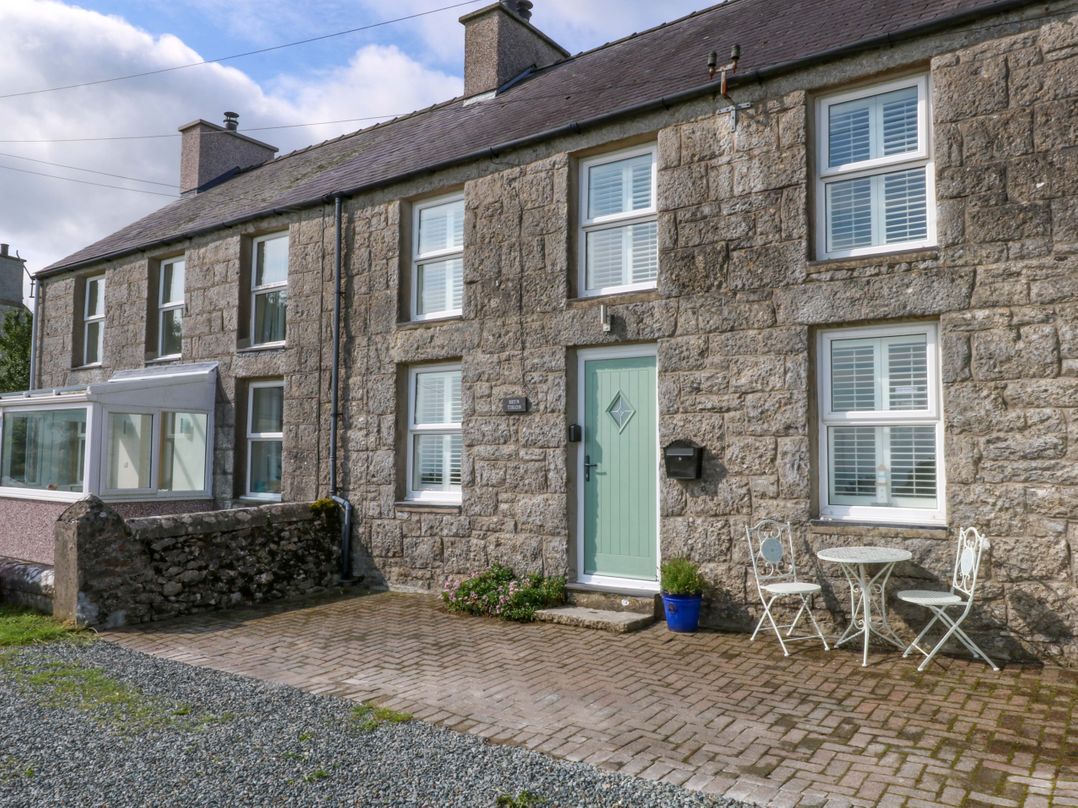 Dog friendly cottage in Moelfre, Isle of Anglesey - Sleeps 4