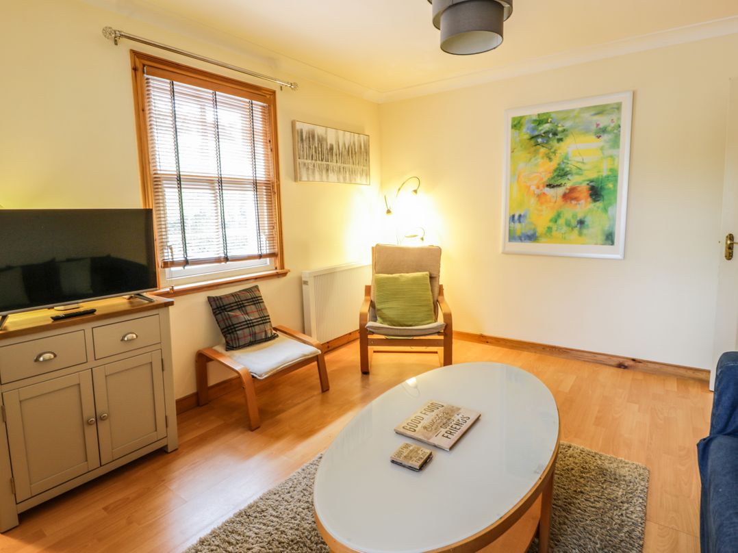 16 Knightsridge House