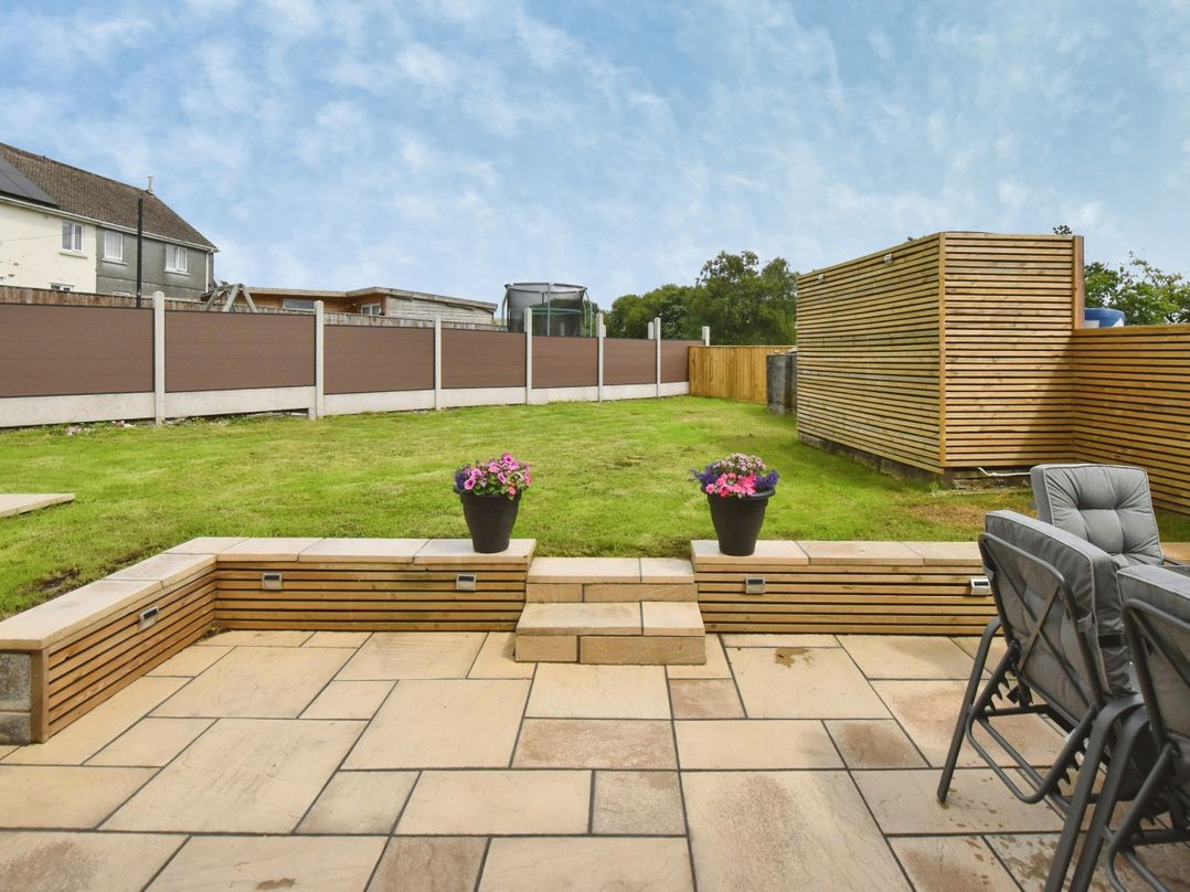 Ty Drws Nesaf, Cwmllynfell