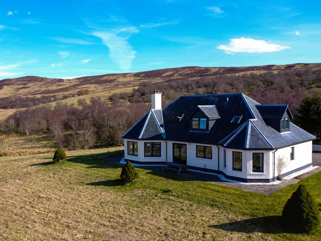 Challenger Lodge, Lairg - Sleeps 9 guests
