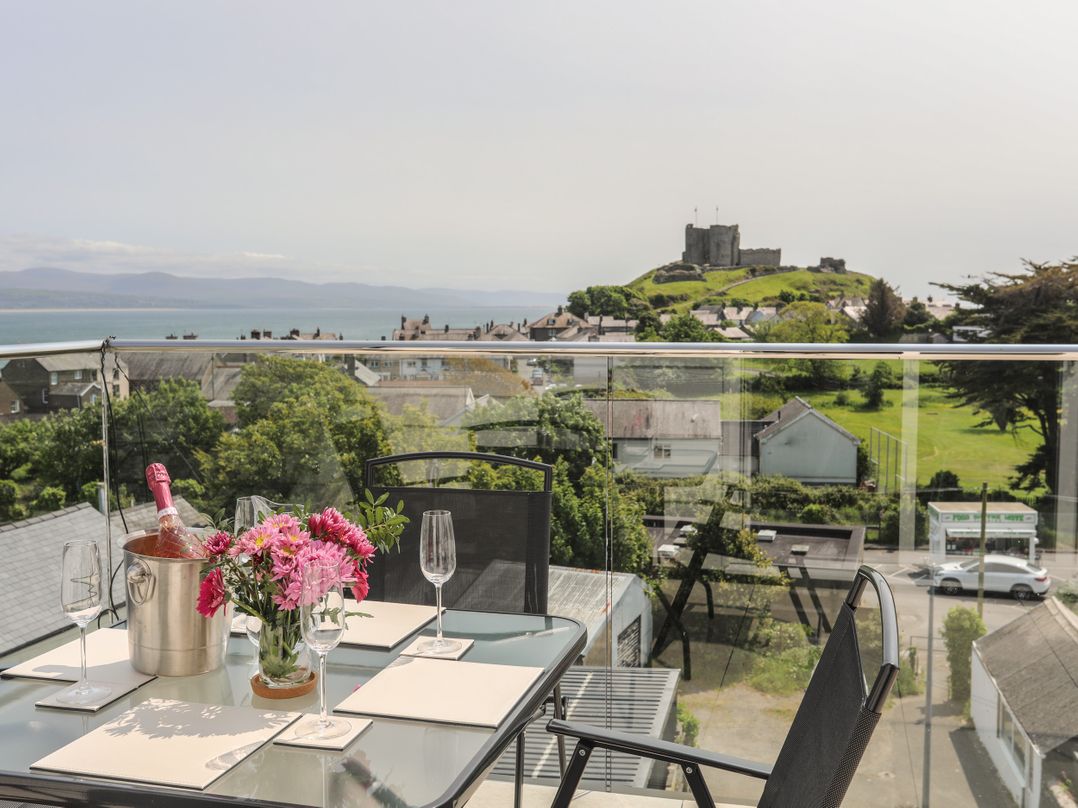 Golygfa'r Gastell / Castle View