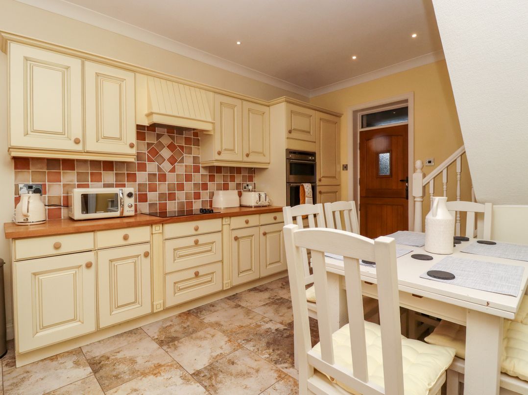 6D Clifton Drive