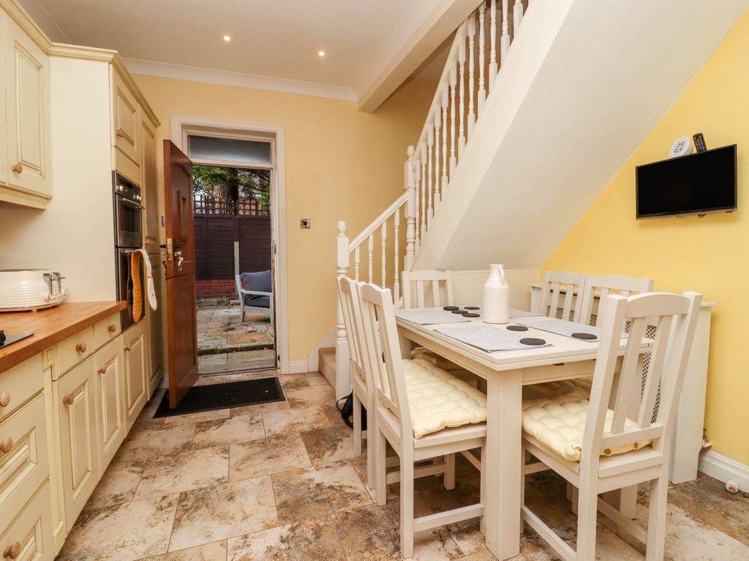 6D Clifton Drive