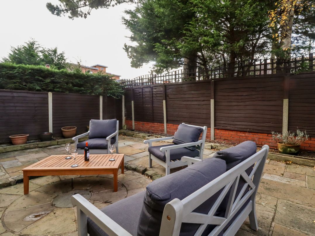 6D Clifton Drive