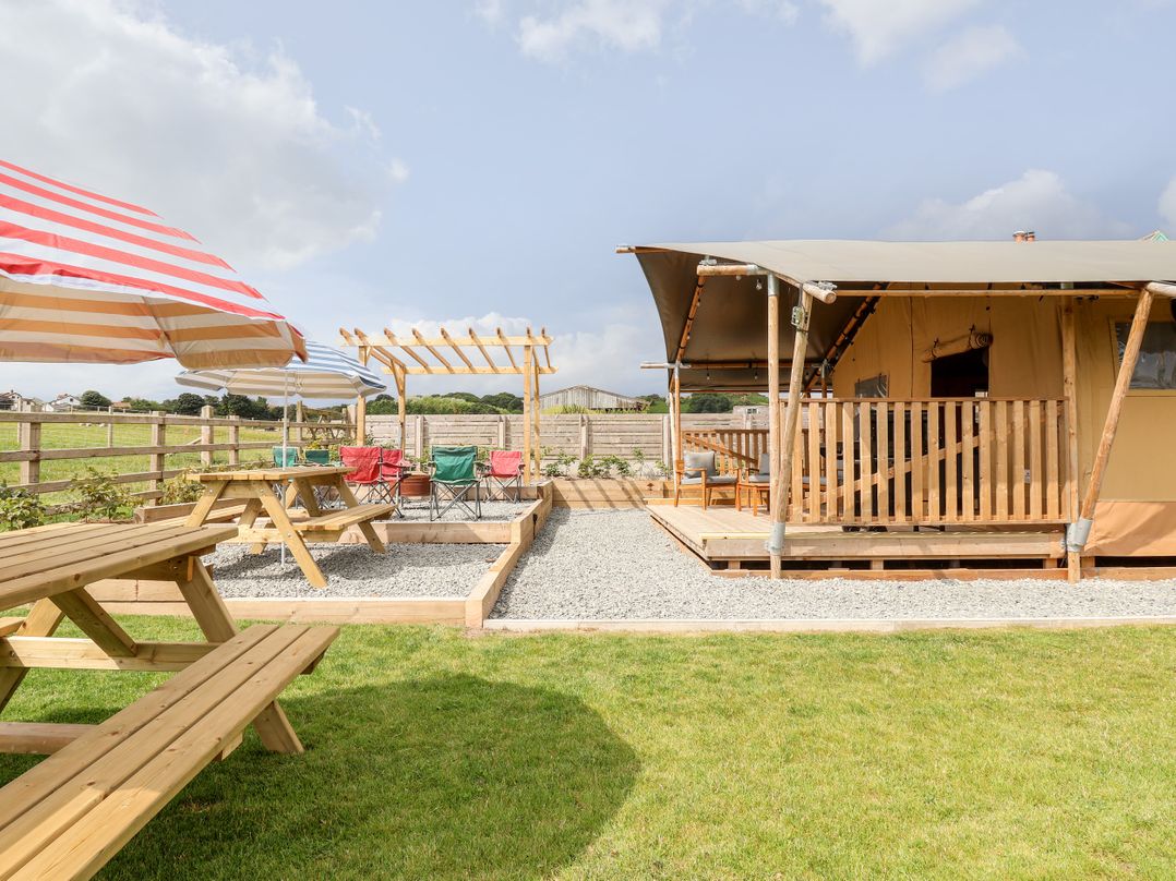 Lucky Clucky Lodge