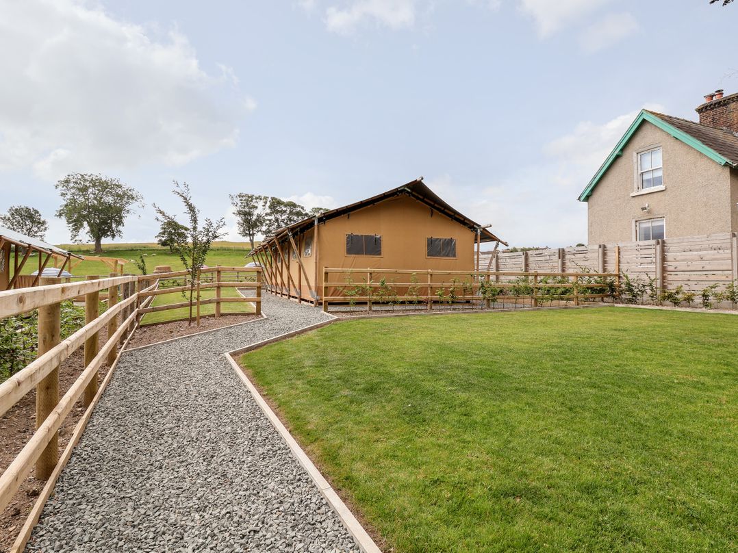 Lucky Clucky Lodge
