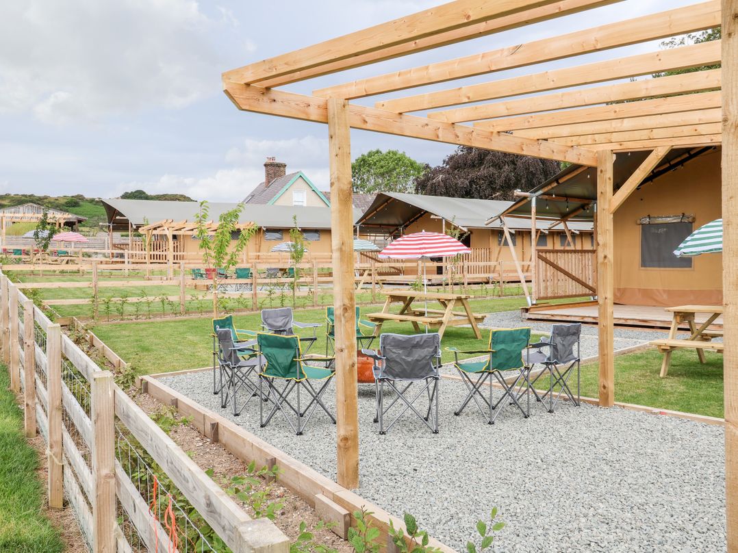 Tilly Bob Lodge