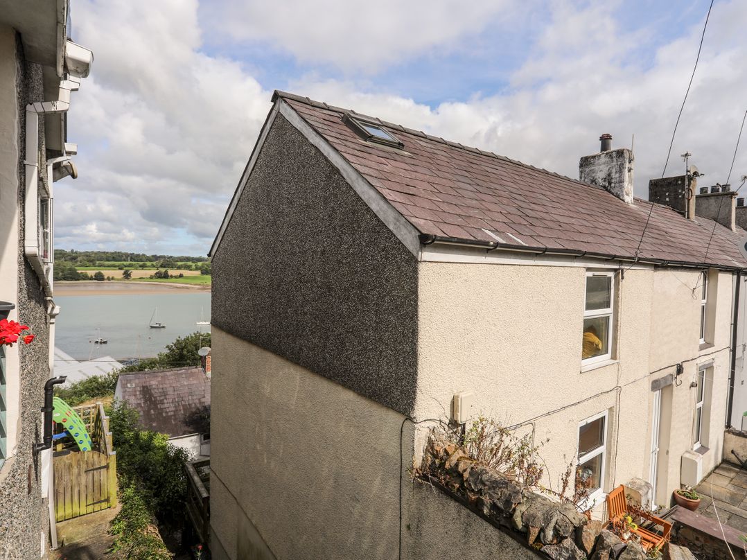 12 Brynffynnon