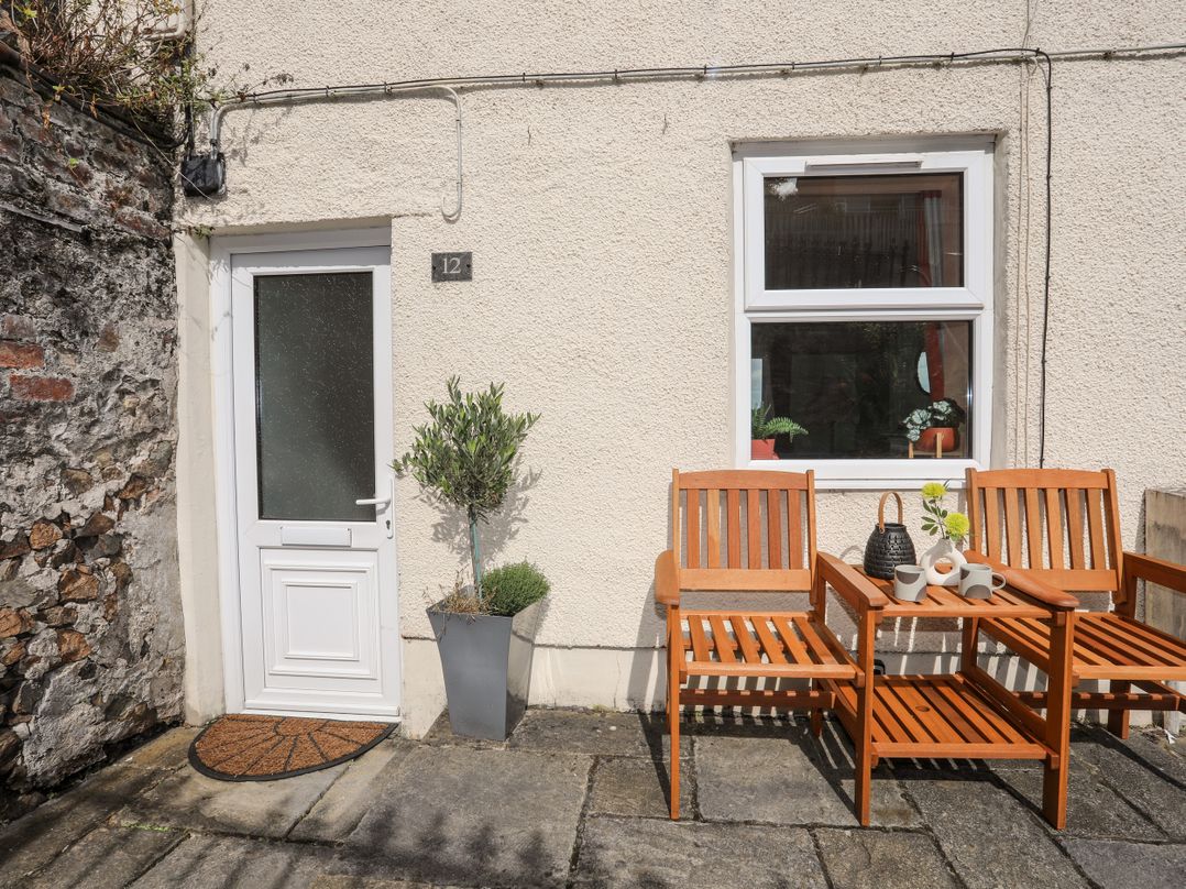12 Brynffynnon