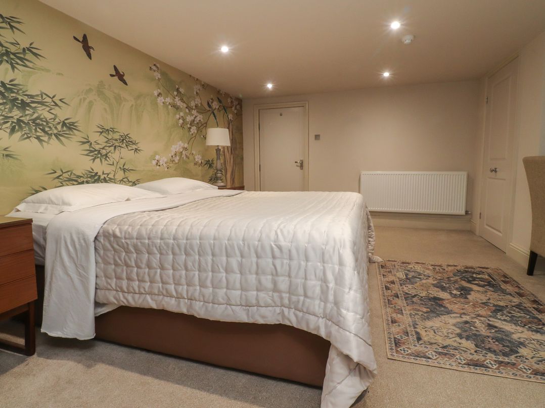 Paramount Apartments