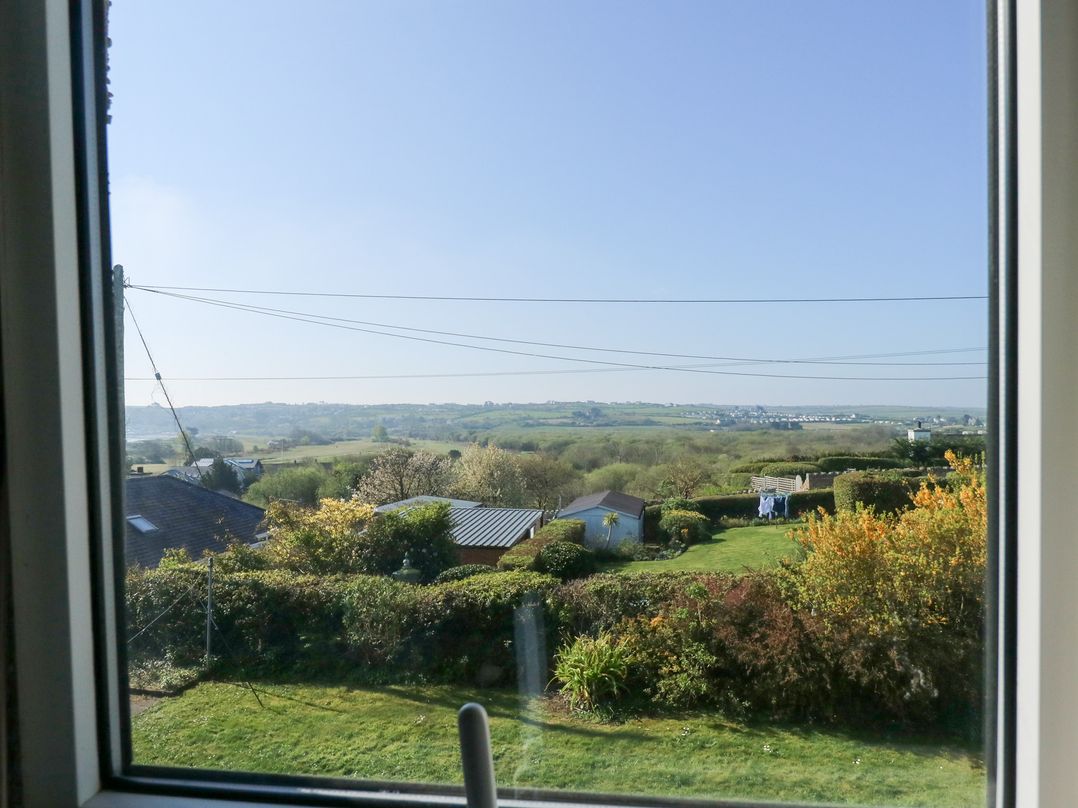 2 Bryn Hyfryd