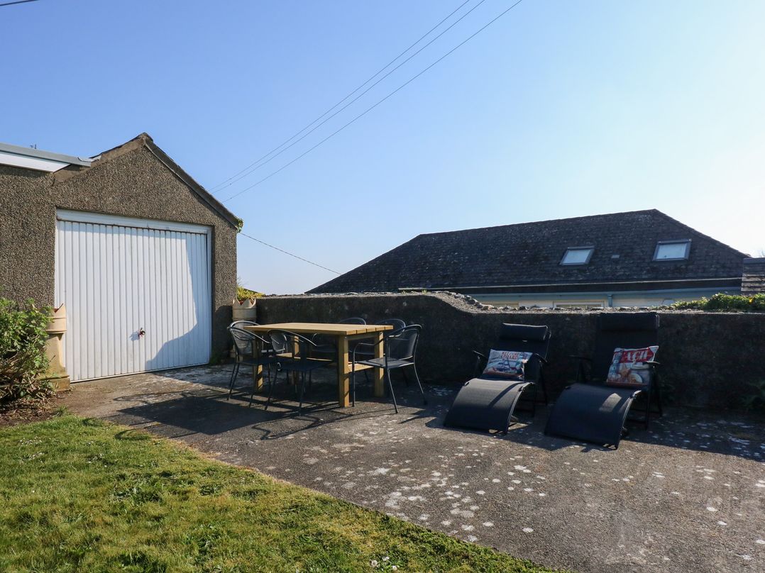 2 Bryn Hyfryd