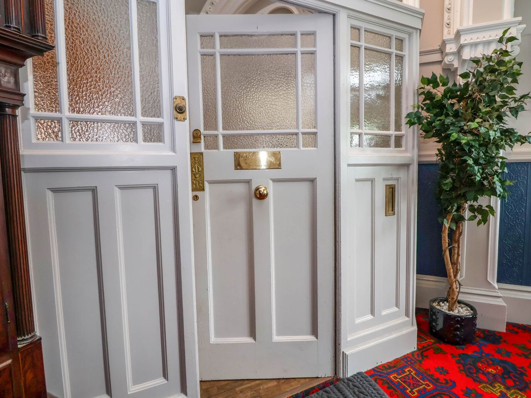 Ismay Lounge Apartment- Titanic Interest