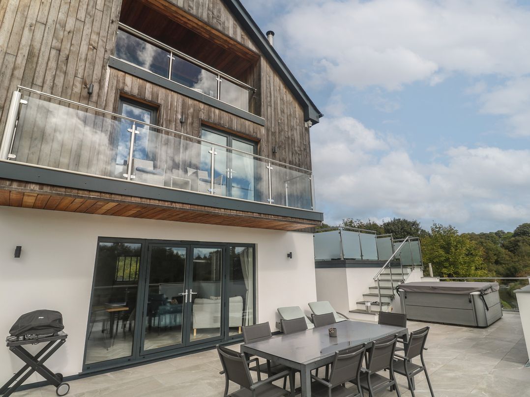 An outdoor area with a table and chairs at Carnon Gwel, Devoran