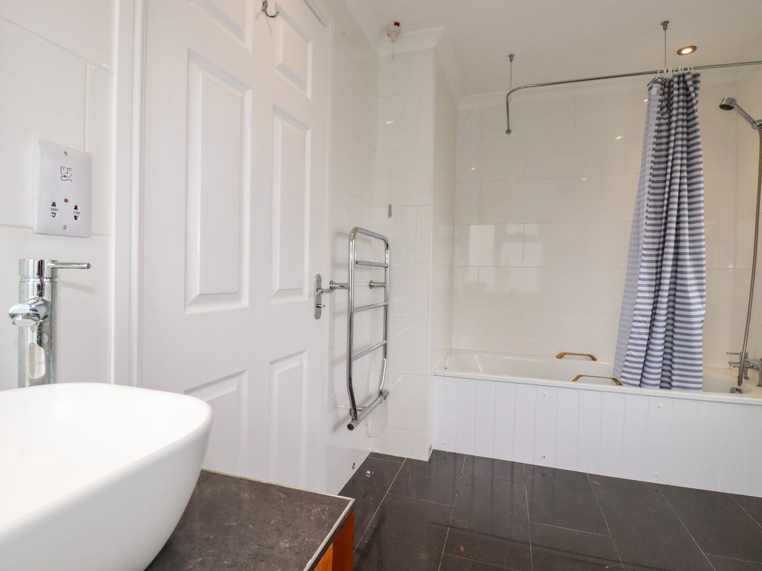 6 Trelawney Court