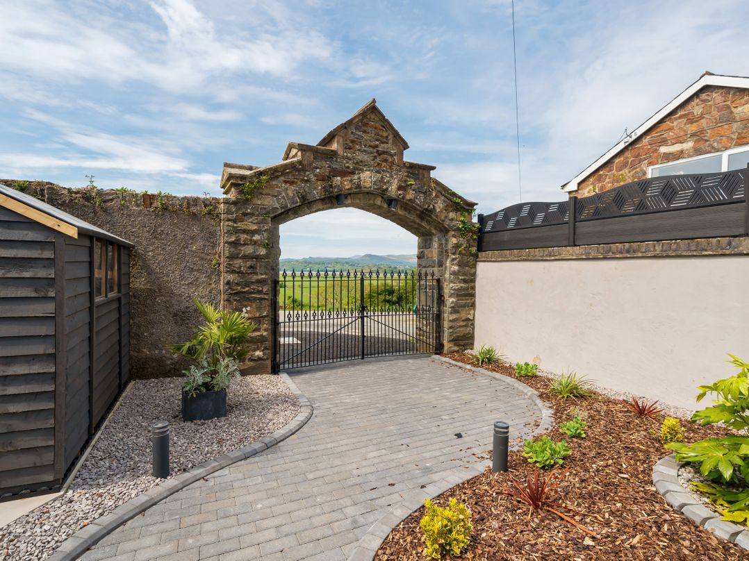 Caerffynnon House