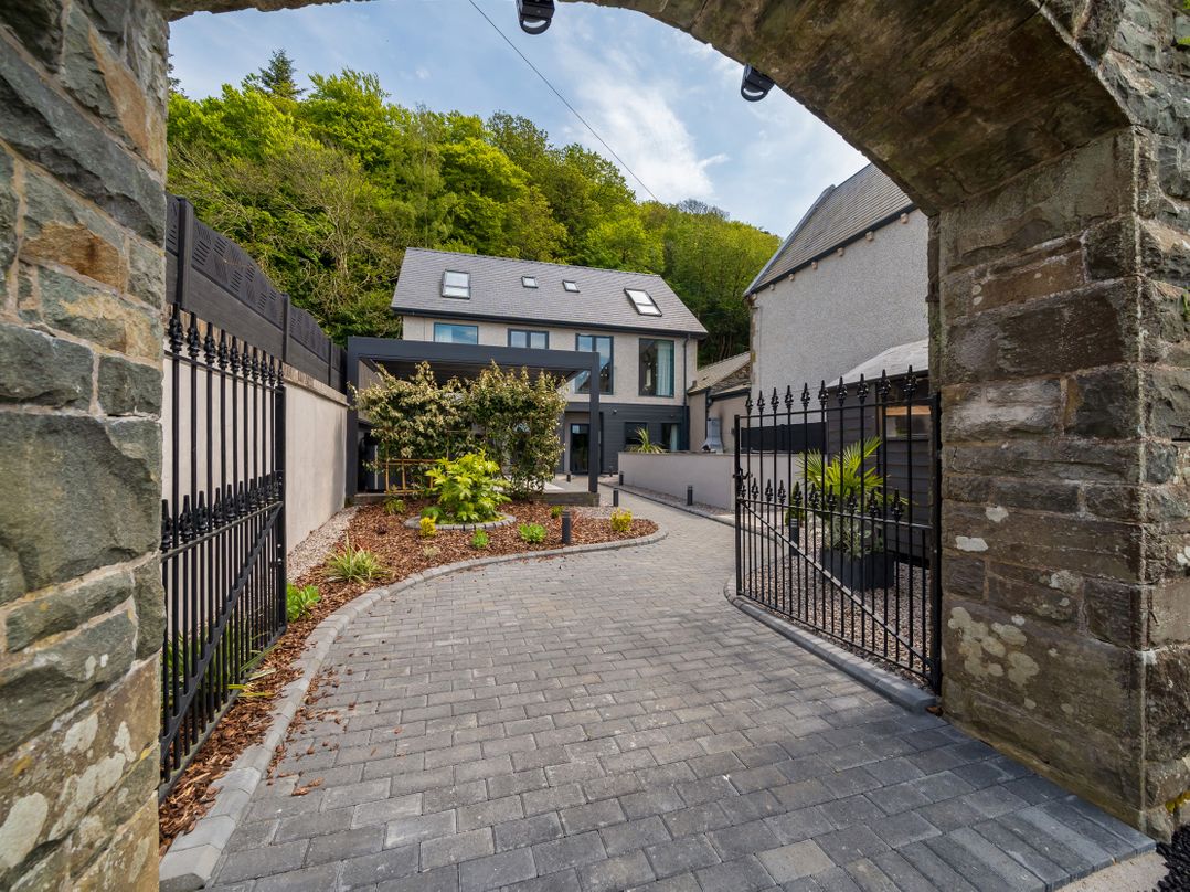 Caerffynnon House