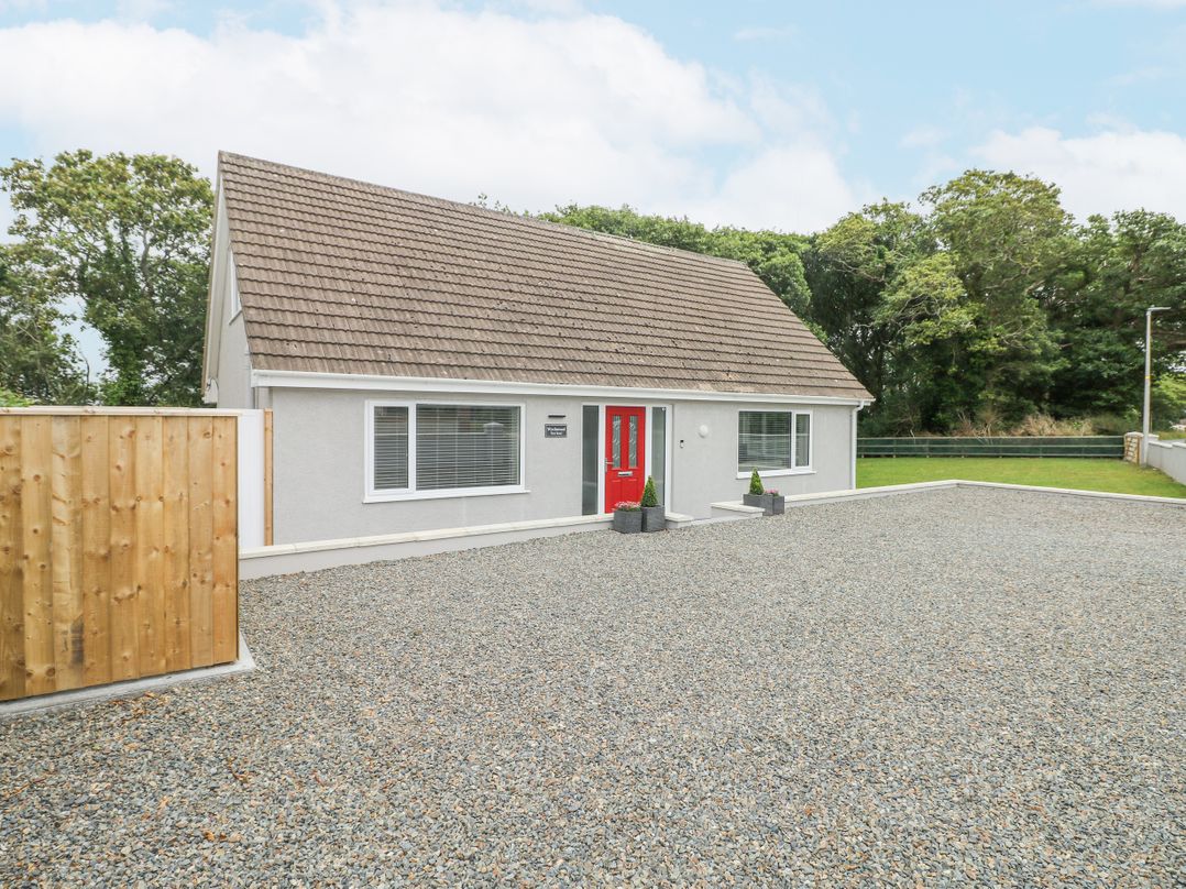 Wychwood, Haverfordwest - Sleeps 10 guests