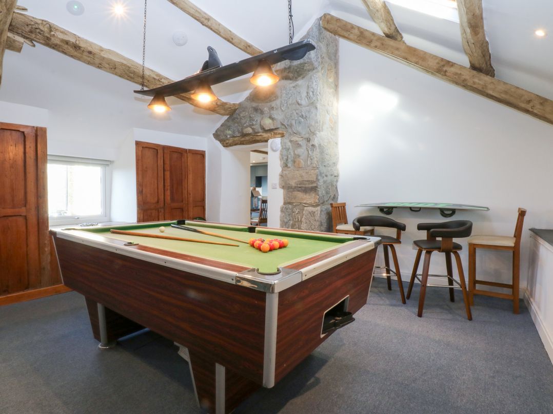 A game room with a pool table at Yr Hen Felin Dyffryn Ardudwy