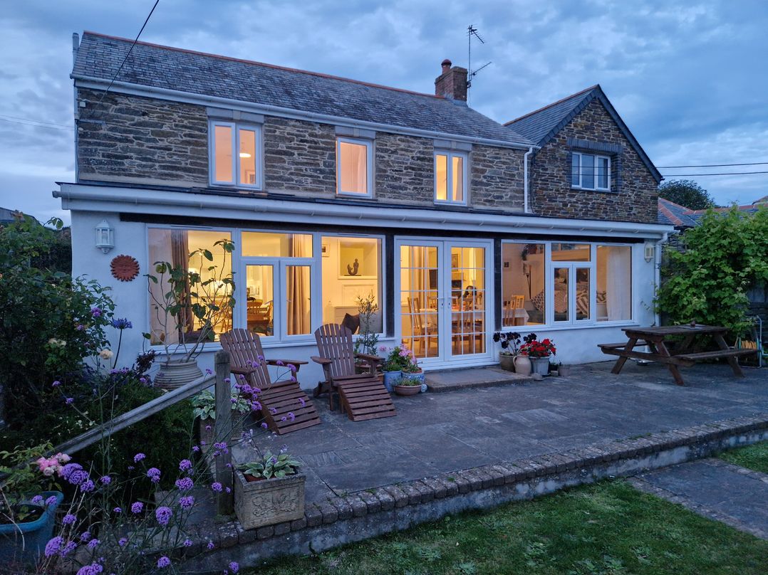 Langurra, Crantock - Sleeps 6 guests