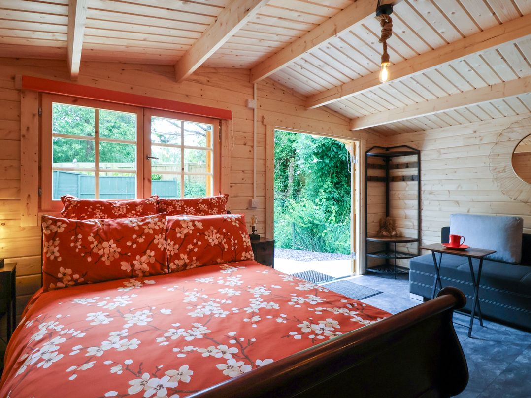 Log Cabin - Amber Glow