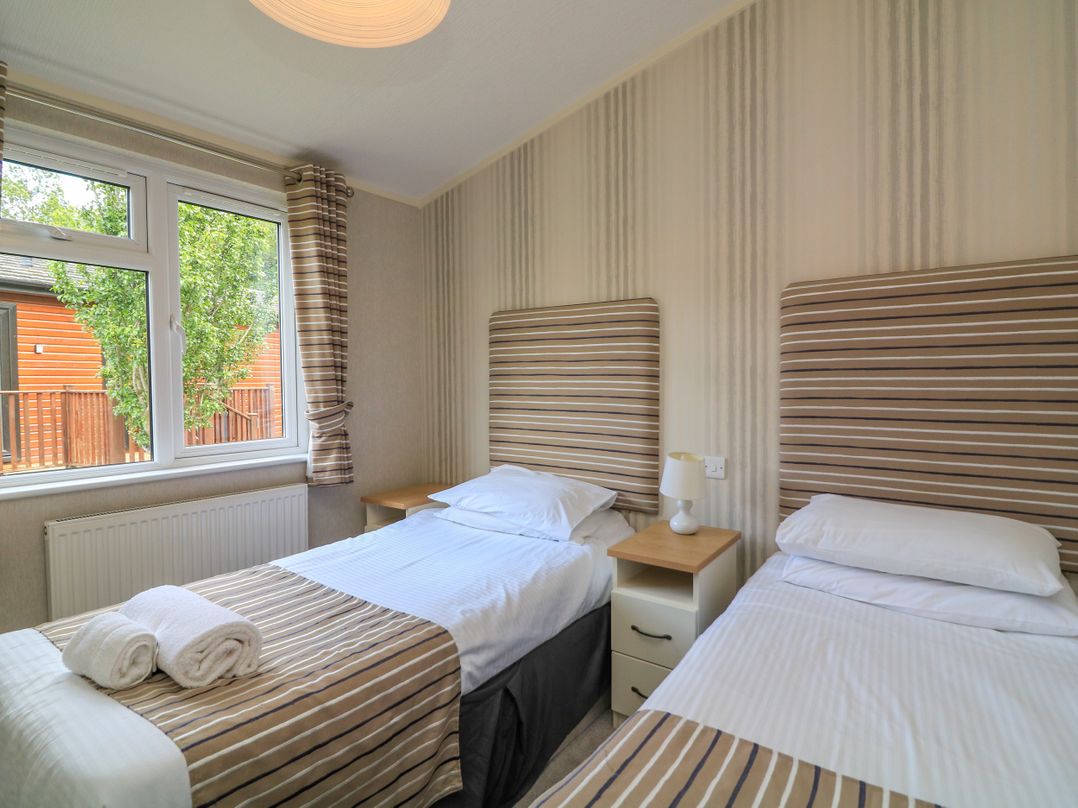 The Poplars - 11 Pool View