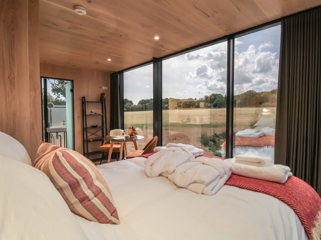 Pound Farm Mirror Houses: Pond ÖÖD