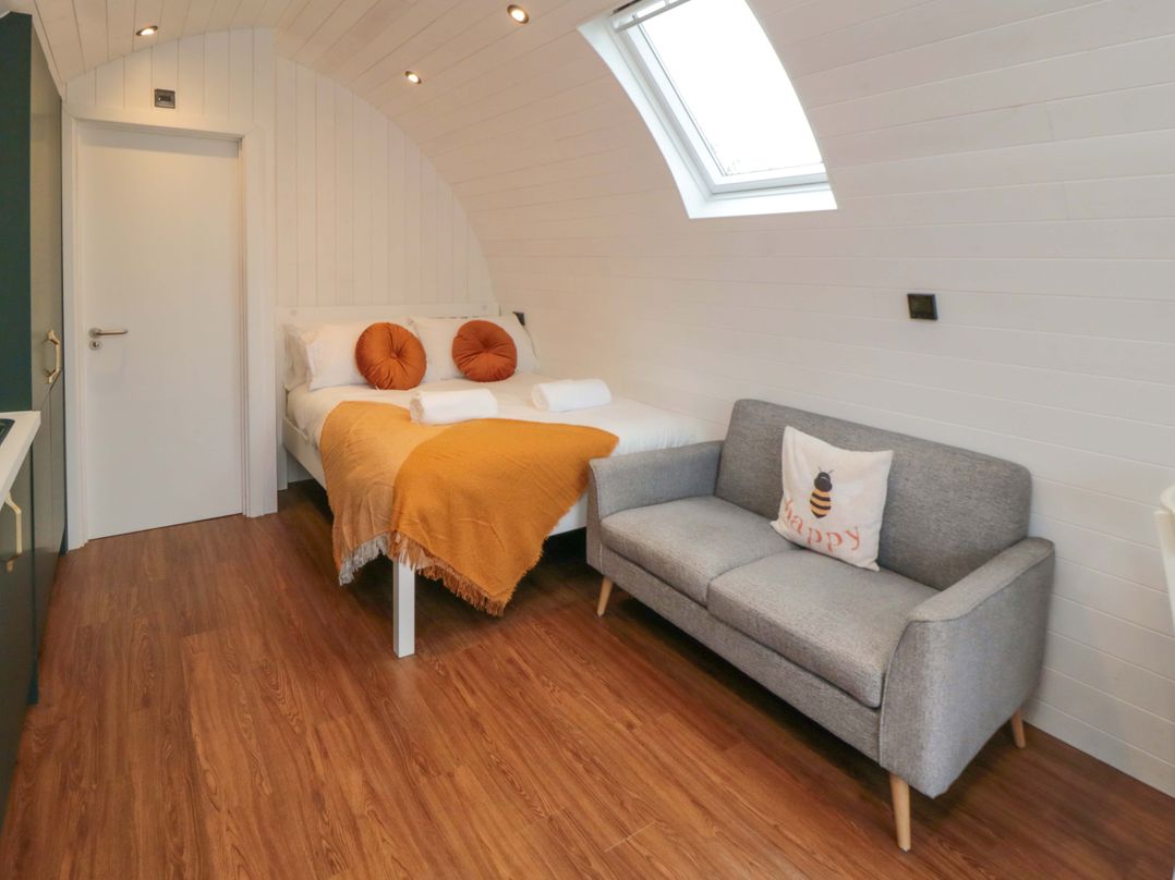 Bumblebee Glamping Pod