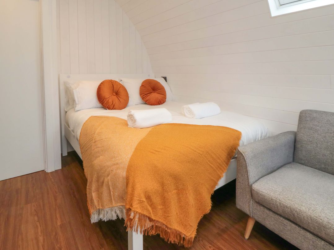 Bumblebee Glamping Pod