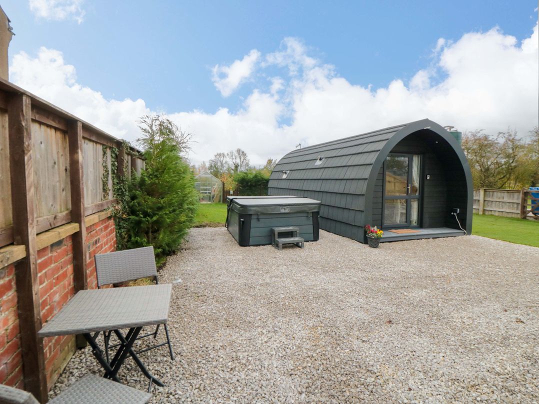 Bumblebee Glamping Pod