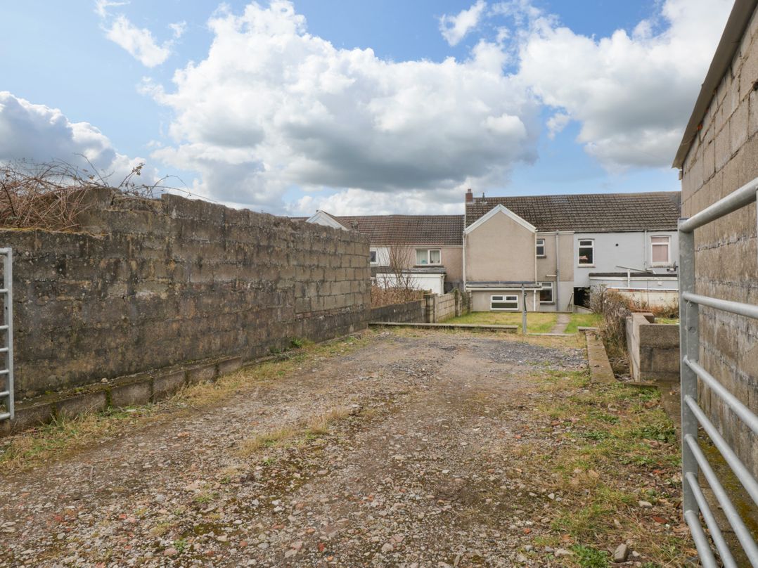 32 Bridgend Road