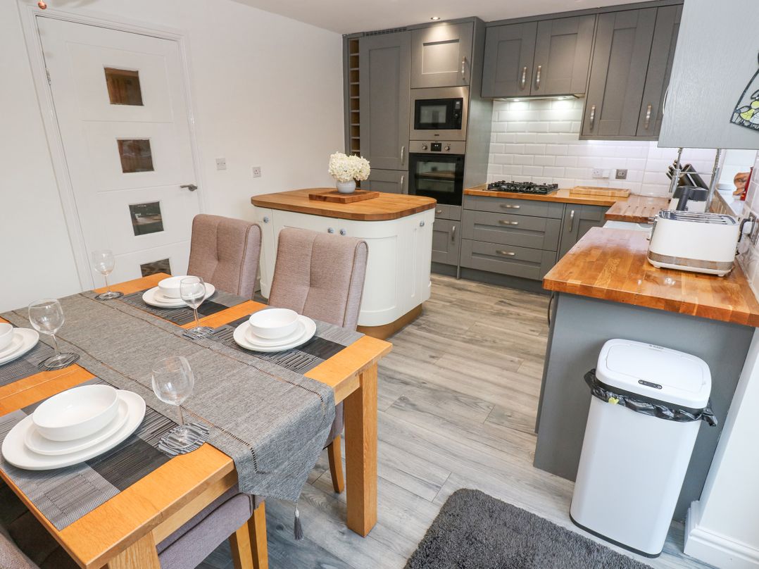 2 Sunlaws Court