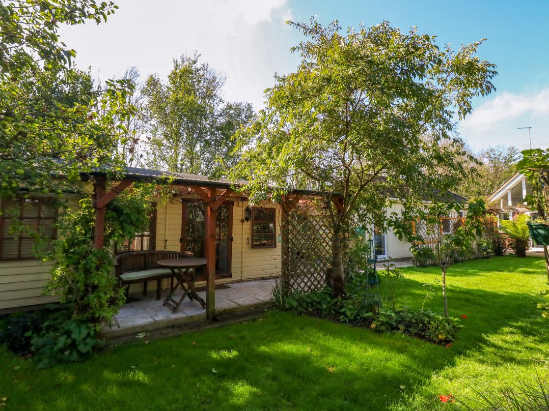 The Cabin at Little Timbers, Ringwood - Sleeps 2 guests