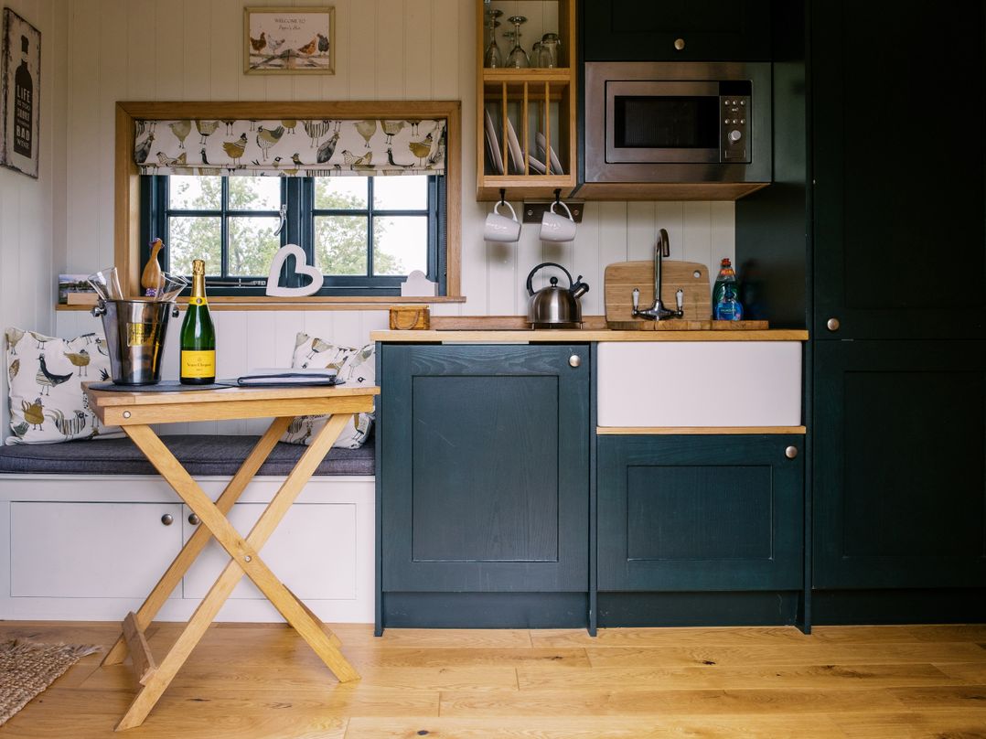 Poppie's Shepherds Hut at Shepherds Lodge Retreat and Wellness