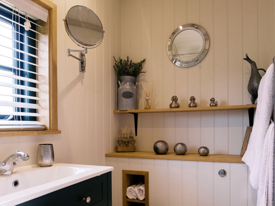 Poppie's Shepherds Hut at Shepherds Lodge Retreat and Wellness