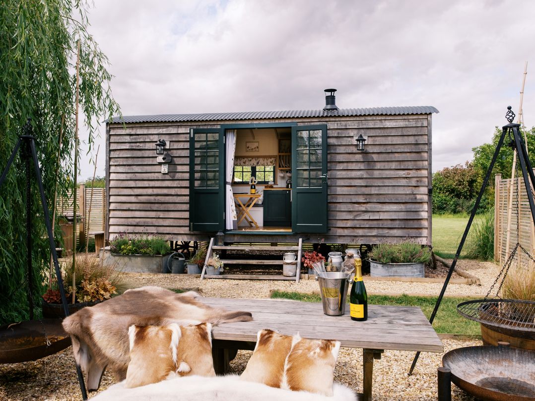 Poppie's Shepherds Hut at Shepherds Lodge Retreat and Wellness